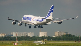 机场起飞的飞机图片